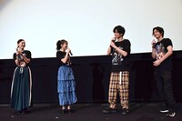 高田夏帆（中央左）が武田航平（中央右）のエピソードを語る様子。