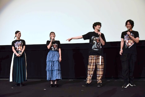 高田夏帆(中央左)の評価に不満そうな武田航平(中央右)。