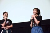 左から滝裕可里、目に涙をためる高田夏帆。