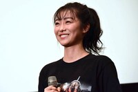 目に涙をためる高田夏帆。