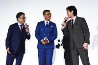 左から三谷幸喜、中井貴一、ディーン・フジオカ。