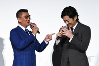 ディーン・フジオカ（右）に間の長さを指摘する中井貴一（左）。