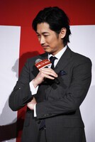 ケーキを見つめるディーン・フジオカ。