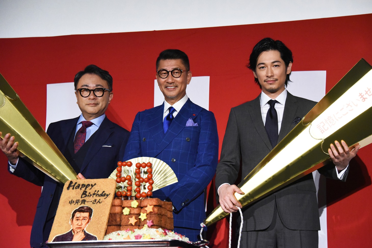 「記憶にございません！」大ヒット御礼舞台挨拶の様子。左から三谷幸喜、中井貴一、ディーン・フジオカ。