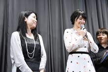 森絵都（左）に演技を褒められ、はにかむチャープラン・アーリークン（右）。