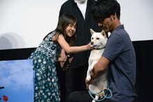 左から新津ちせ、犬のルー。