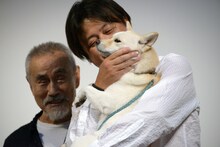 ルーを抱きかかえる橋本直樹。