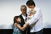 「私が抱っこするー！」とルーに手を伸ばす新津ちせ（左）。