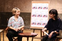 左からふくだももこ、MCの折田侑駿。