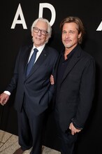 「アド・アストラ」USプレミアの様子。左からドナルド・サザーランド、ブラッド・ピット。