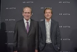 「アド・アストラ」スペシャルスクリーニングの様子。左からトミー・リー・ジョーンズ、ブラッド・ピット。