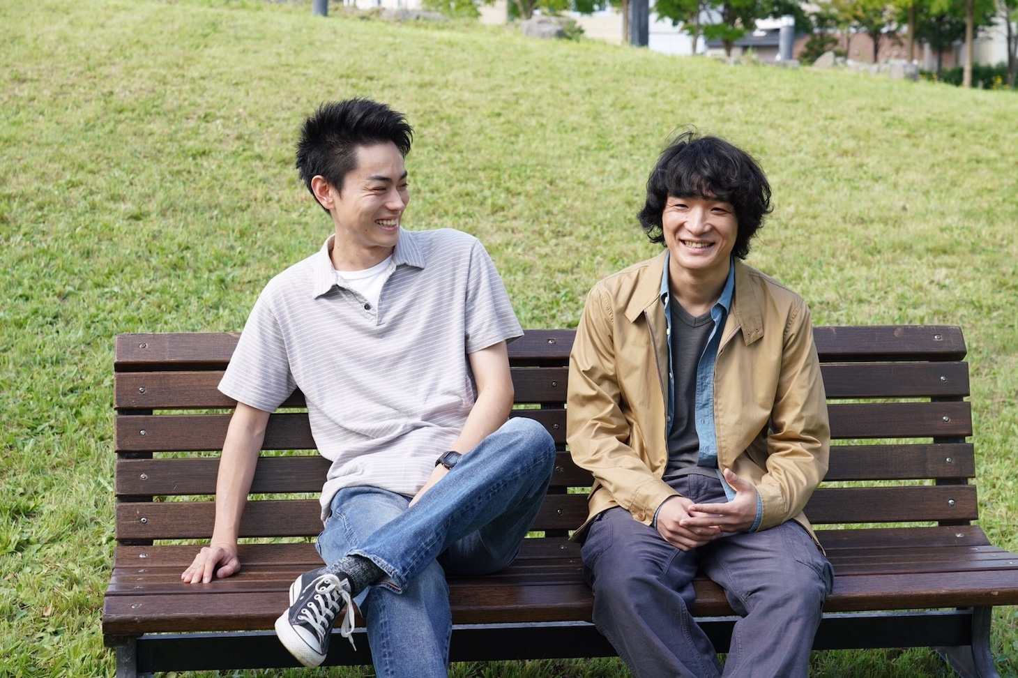 「糸」メイキング写真。左から菅田将暉、石崎ひゅーい。