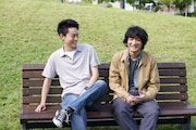 「糸」メイキング写真。左から菅田将暉、石崎ひゅーい。