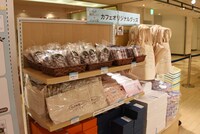 「きのう何食べた？のごはん処」グッズ販売コーナーの様子。