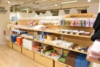 「きのう何食べた？のごはん処」グッズ販売コーナーの様子。