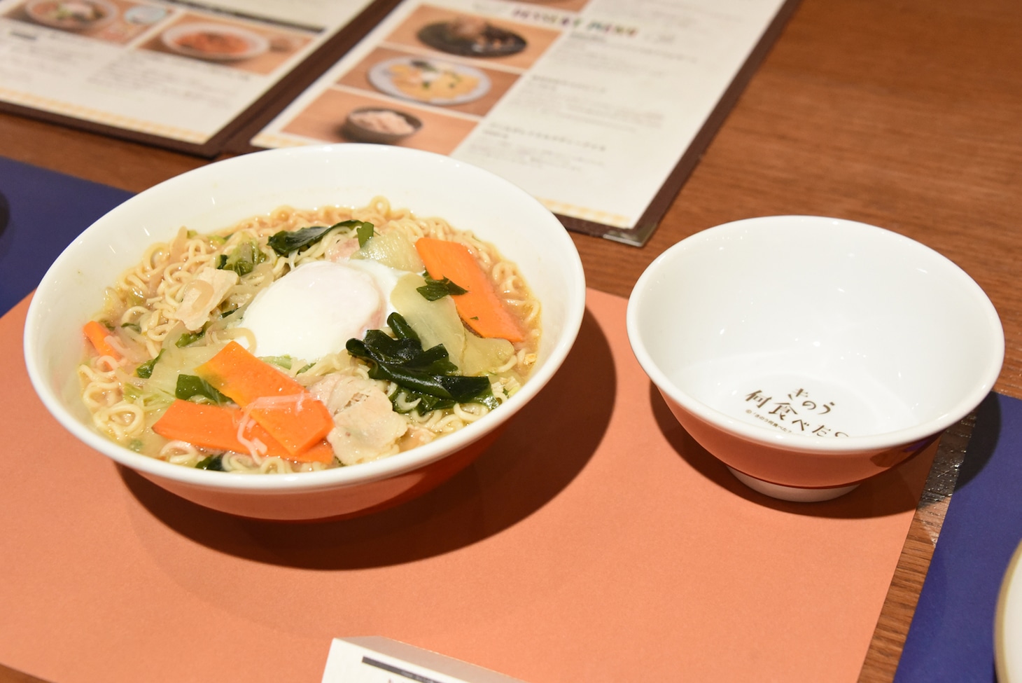 「大みそかのサッポロ一番みそラーメン」とノベルティのミニラーメンどんぶり（税別1390円）。