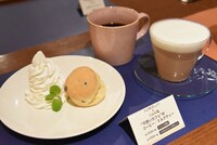 「“可愛いカフェ”のコーヒー 小さなスコーン付きセット」とミルクティー（税別990円、コーヒー、ミルクティー単品は税別590円）