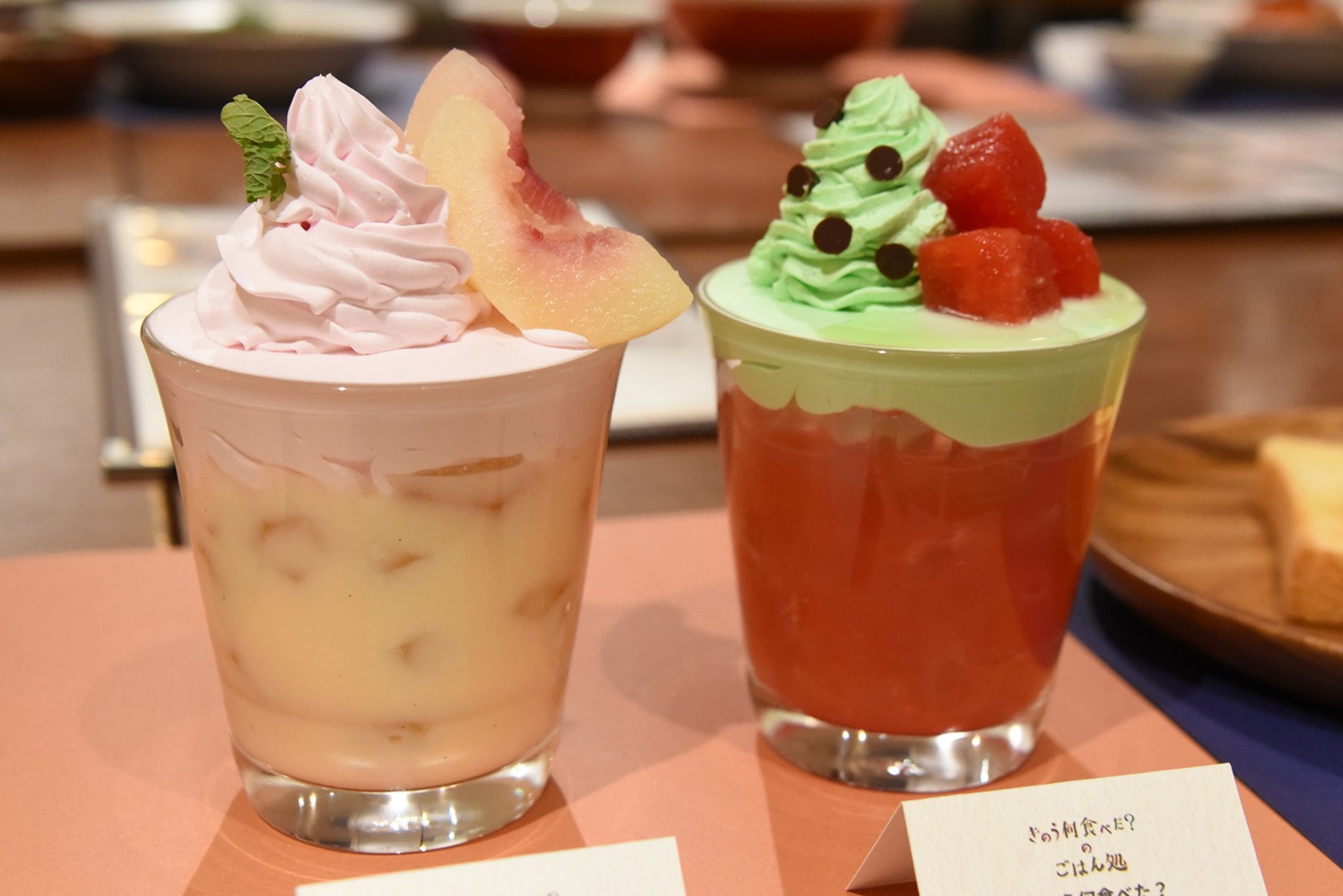 左から「きのう何食べた？特製 桃のスムージー」「きのう何食べた？特製 スイカジュース」（各税別890円）。