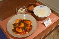 「卵とアスパラ入りエビチリ にんじんともやしのナムル 梅わさびやっこ」（※期間限定、税別1390円）