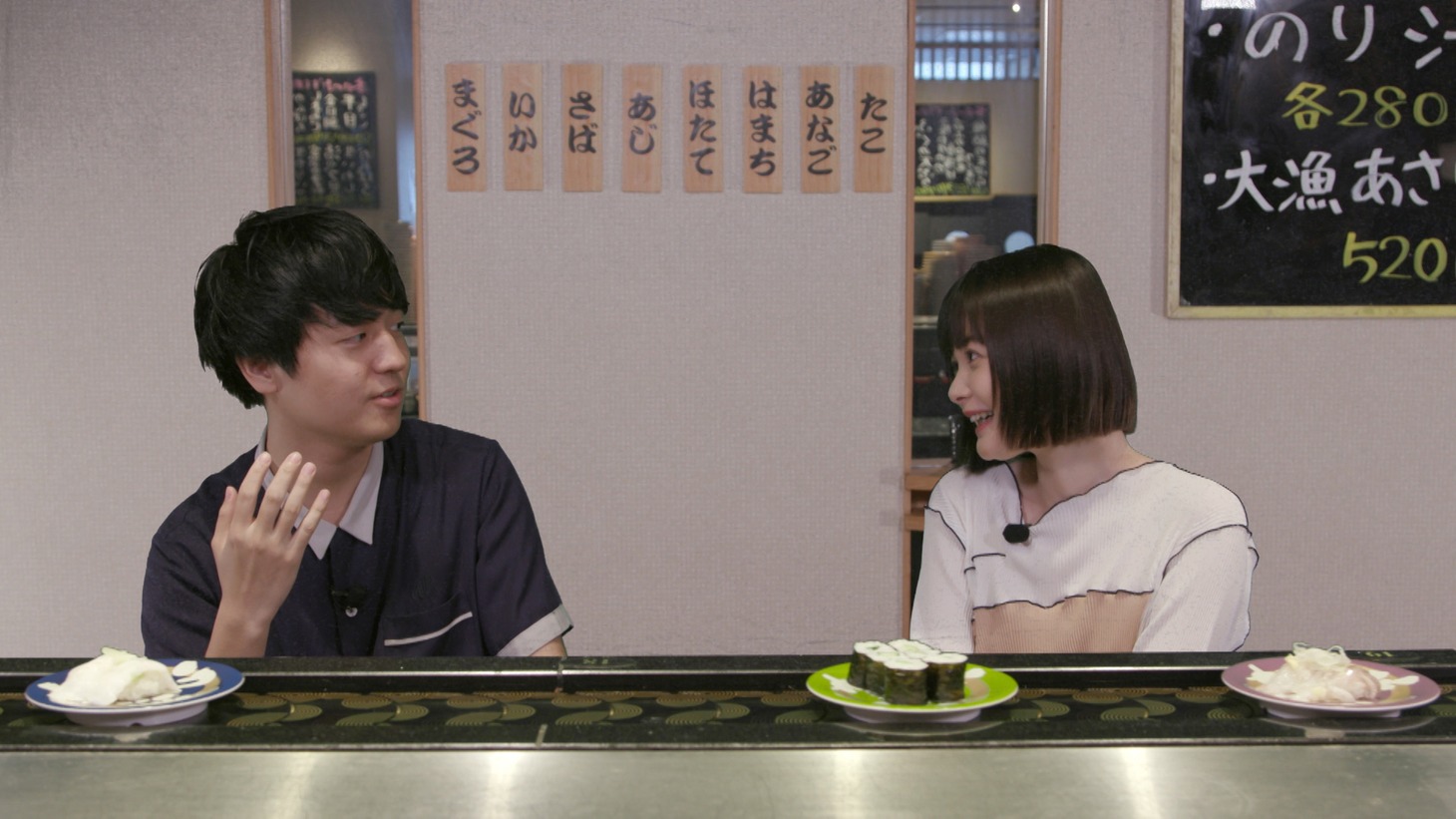 左から奥山大史、玉城ティナ。