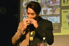 「バットマン昆布たまごスパムおにぎり」（税別741円）を食べる鈴木伸之。