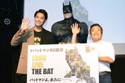 カメラに手を振る鈴木伸之（左）とジム・リー（右）。