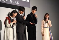 手で肉をあぶるさまを表現する北村匠海（中央左）。