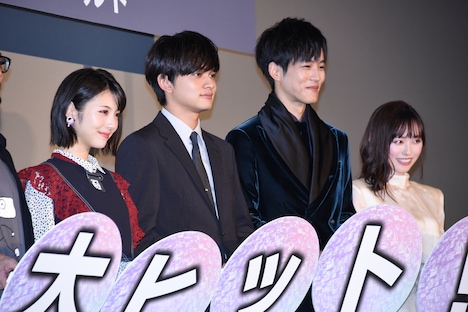 「HELLO WORLD」初日舞台挨拶の様子。