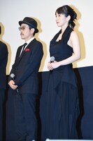 左から田口トモロヲ、吉岡里帆。