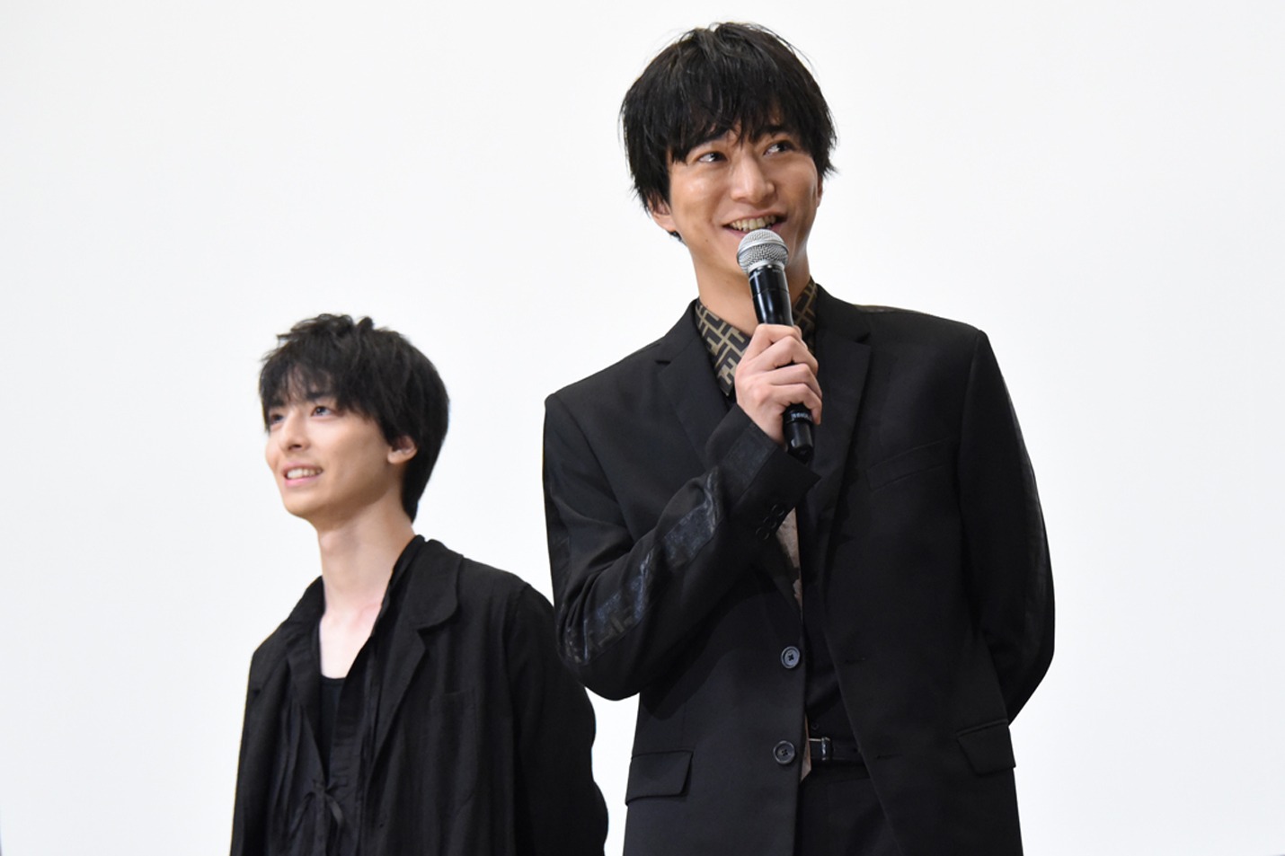左から高杉真宙、浅香航大。