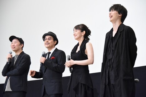 左から森淳一、田口トモロヲ、吉岡里帆、高杉真宙。