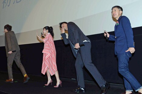 イベント冒頭、時が止まる“ロスタイム現象”を再現した登壇者たち。