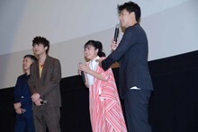 映画初出演の吉柳咲良（中央右）をたたえる竹内涼真（右）。