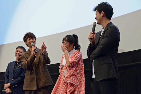 キスシーンの話を聞き出そうとする竹内涼真(右)にツッコむ板垣瑞生(中央左)。