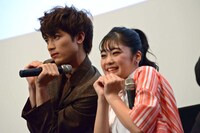 観客の写真撮影に応じる板垣瑞生（左）と吉柳咲良（右）。