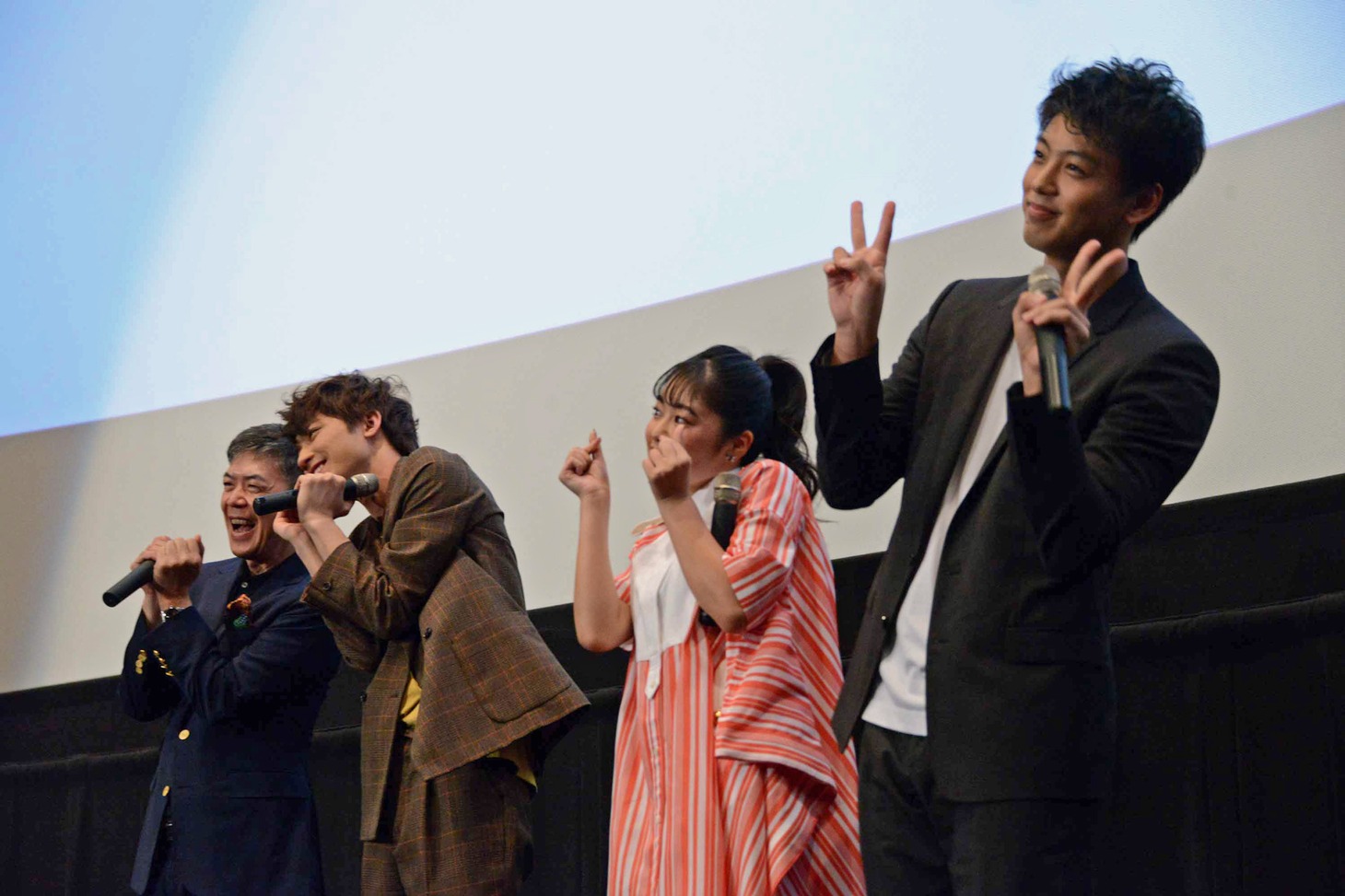 観客の写真撮影に応じる登壇者たち。