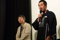 左から豊田利晃、渋川清彦。