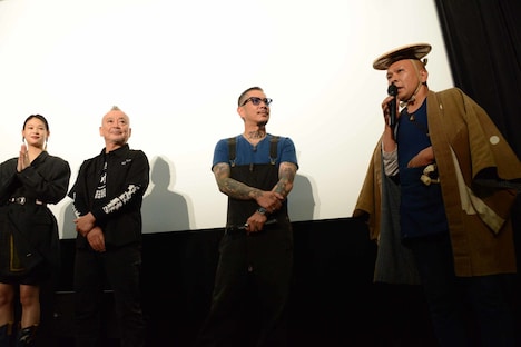 左からMIU、仲野茂、村上正人、飯田団紅。