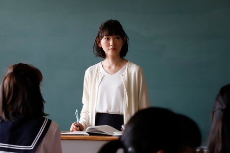 「光を追いかけて」より、生駒里奈演じる奈良美晴。