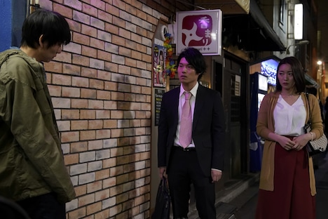 「性の劇薬」より、長野こうへい演じる遠藤（中央）。