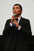 タイトルにちなみ喪服姿に数珠を持って登壇した奥野瑛太。