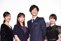 「アイネクライネナハトムジーク」公開記念舞台挨拶の様子。左から森絵梨佳、多部未華子、三浦春馬、貫地谷しほり。