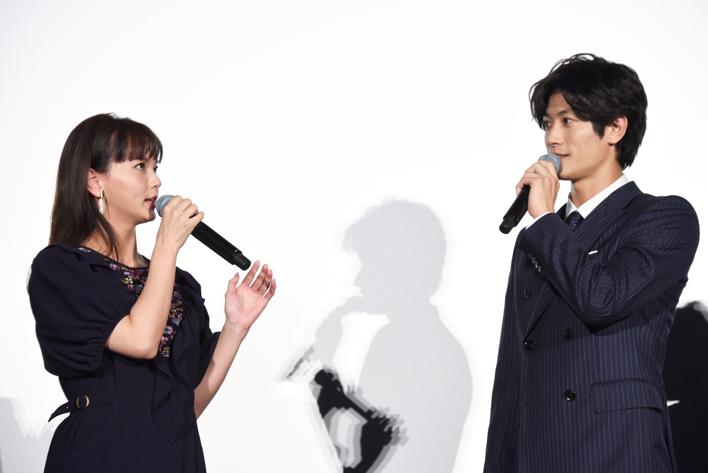 左から多部未華子、三浦春馬。