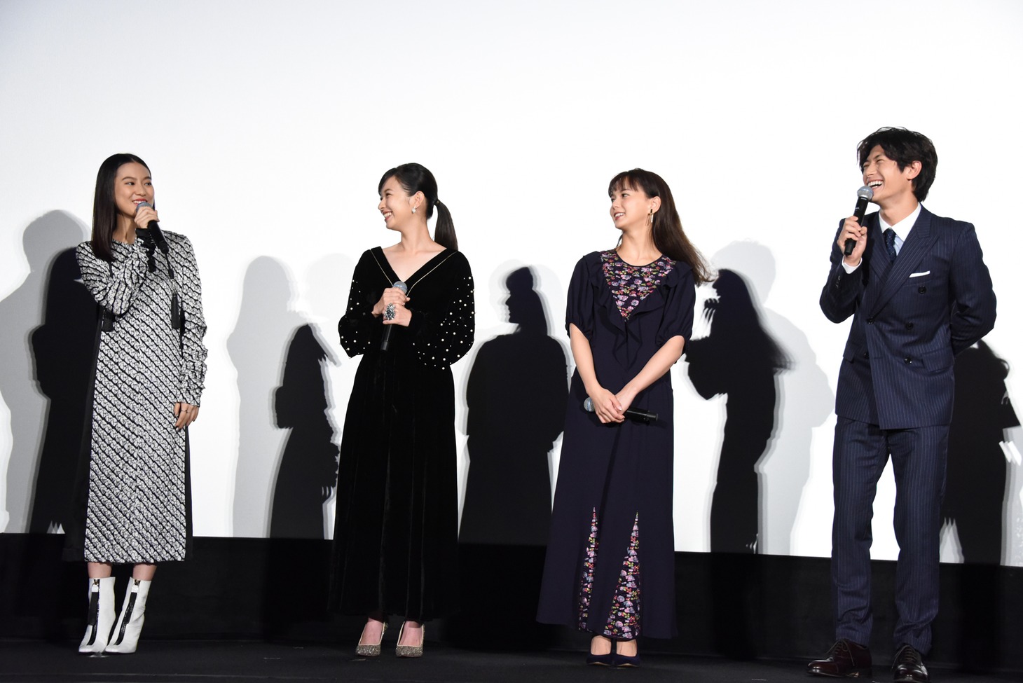 「アイネクライネナハトムジーク」公開記念舞台挨拶の様子。