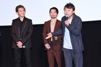左からTAKAHIRO、岡田義徳、相島一之。