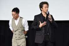 市原隼人（左）の“巨乳”ぶりを語るTAKAHIRO（右）。