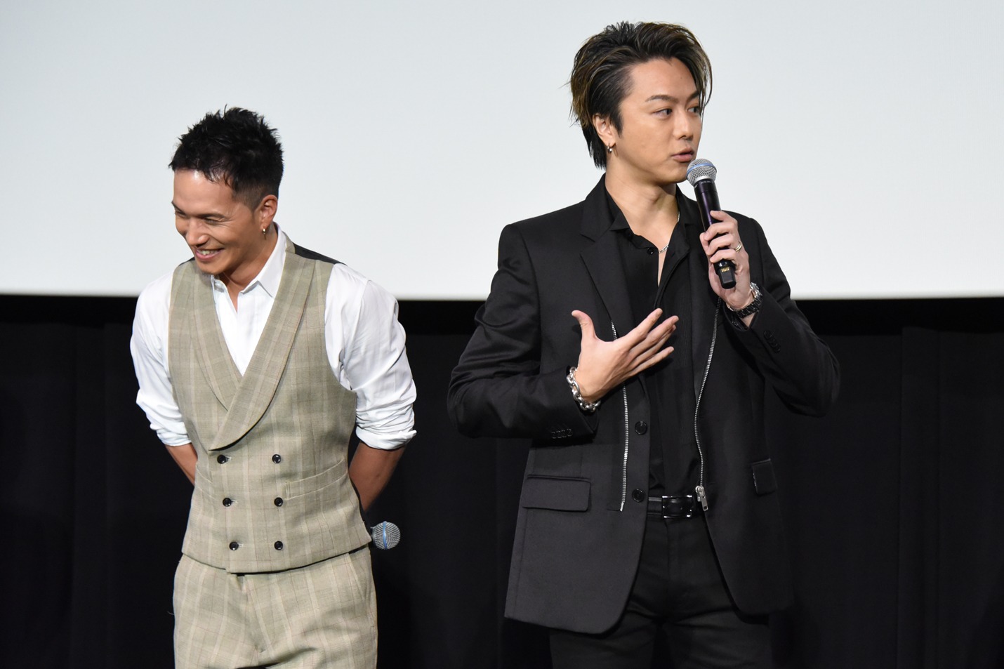 市原隼人（左）の“巨乳”ぶりを語るTAKAHIRO（右）。