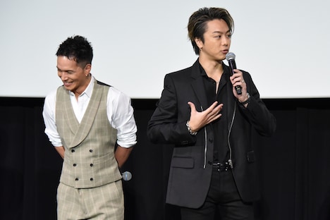 市原隼人（左）の“巨乳”ぶりを語るTAKAHIRO（右）。