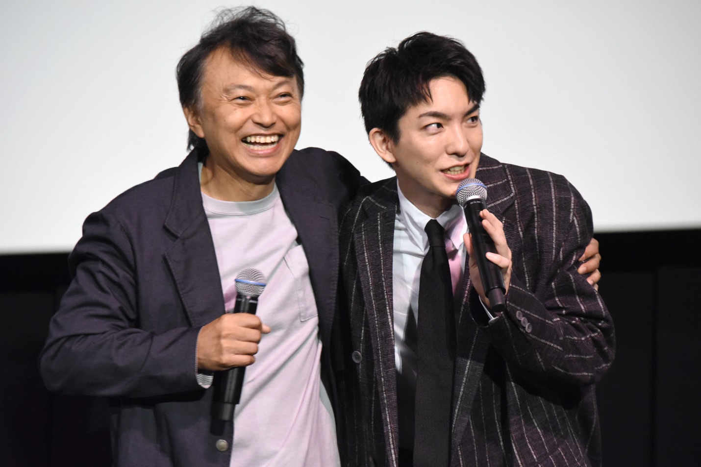 肩を組む相島一之（左）と前田公輝（右）。