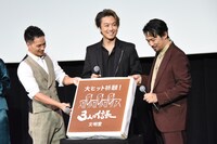 「3人の信長」カステラを見せるTAKAHIRO（中央）、市原隼人（左）、岡田義徳（右）。